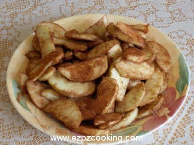 Mix sliced apples, cinnamon and 5 tbsp sugar