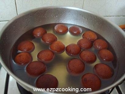 Drop gulab jamun in syrup