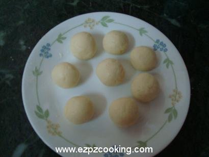 Fry gulab jamun balls