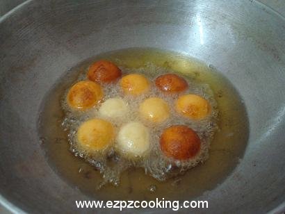 Fry gulab jamun balls