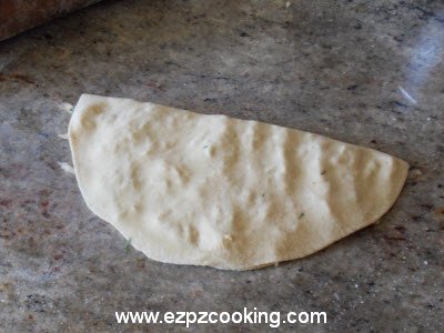 Fill the dough for stuffed mooli parantha