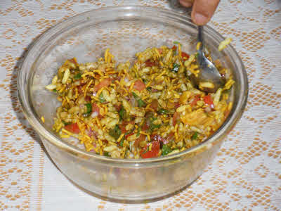 Mix all the bhelpuri ingredients