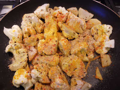 Add dry spices to phool gobhi and aloo