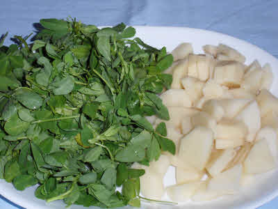 Separate out methi leaves from the stems