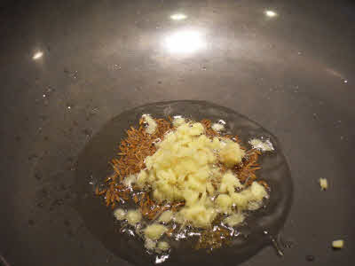 Frying ginger for peas