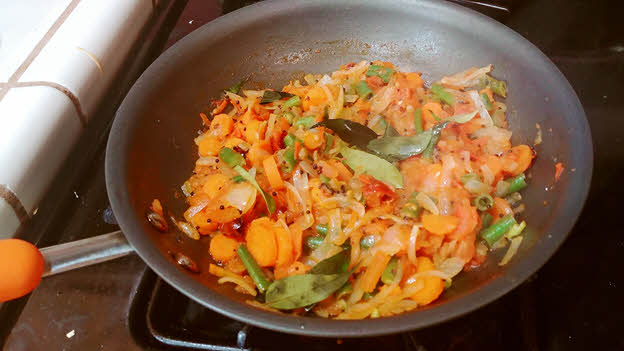 Add chili powder, sambhar powder, kari patta and tamarind paste