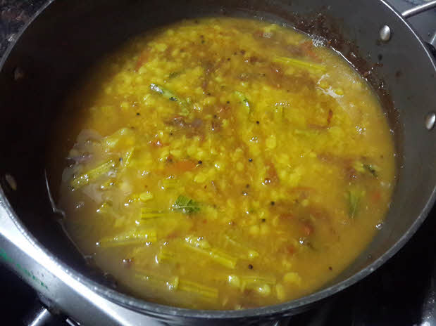 Pour the vegetable mixture into the cooker and mix