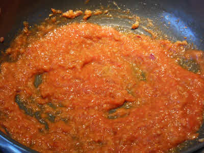 Added tomato puree for lobhiya gravy