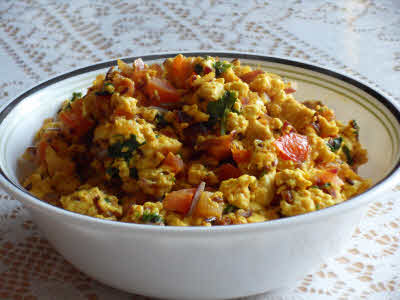 Garnish paneer bhurji with coriander leaves