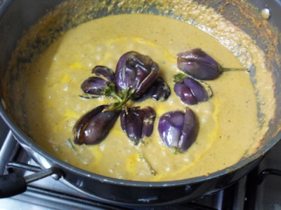 Gently place all the eggplants in gravy