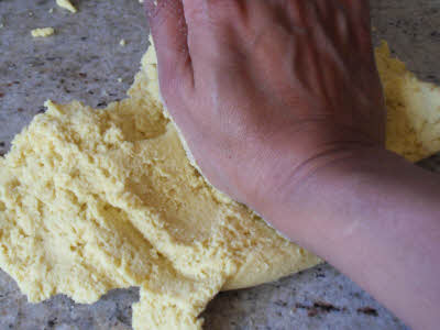 Knead the makki dough