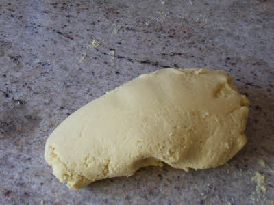 Cover the makki dough