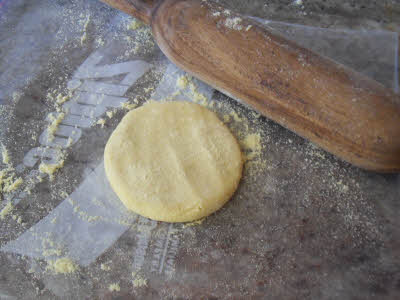 Make a ball out of makki dough