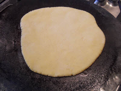 Cook makki ki roti on the griddle