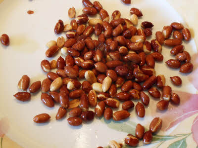 Roast peanuts for sabudana khichdi