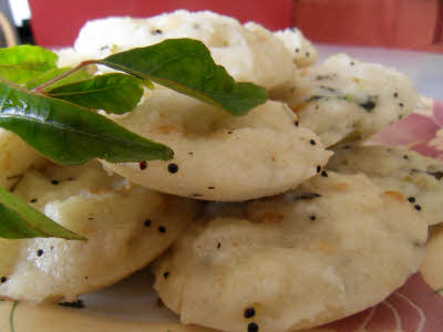 Remove rawa idlis from the mold