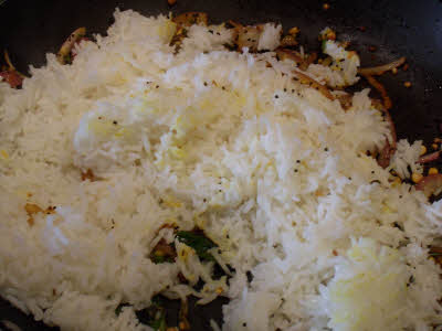 Add steamed rice, salt and lemon juice