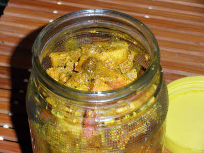 Store the gobhi pickle in jar