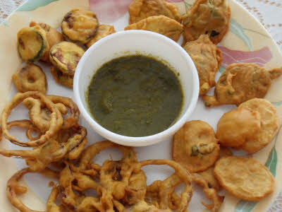 Serve Pakori hot with green chutney