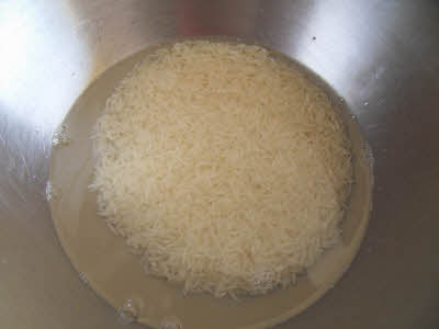 Wash rice for tahari