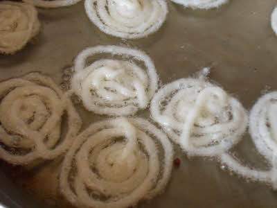 Pipe jalebis in hot oil