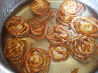 Soak jalebi in syrup