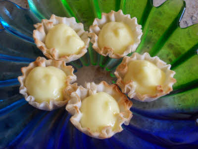 Fill the fruit tart shells with pudding