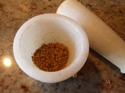 Crush spices for Methi Mangori