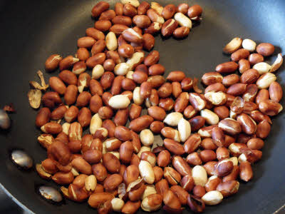 Roast peanuts for Sabudana Thalipeeth