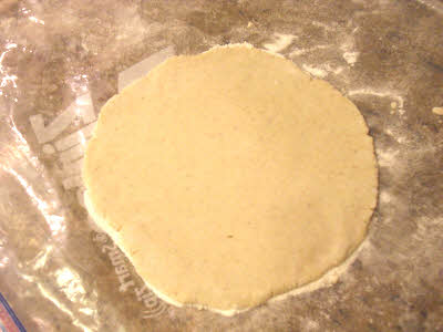 Roll the bhakri dough