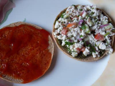 Spread the filling on the bread for cottage cheese sandwich