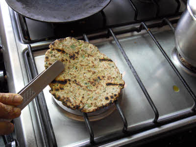 Cook Besan Ki Roti