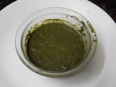 Grind coriander leaves, mint leaves and green chillies