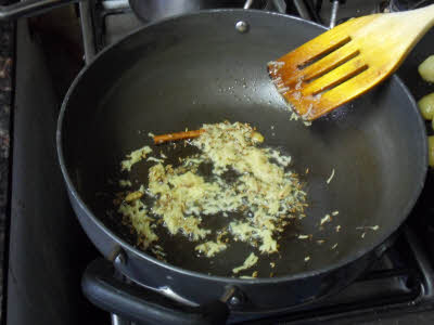 Frying fragrant spices and ginger