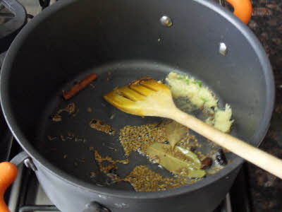 Frying fragrant spices