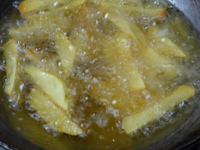 Frying potato wedges