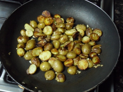 Sautéing ginger and garlic with potatoes