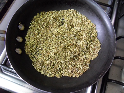 Roasting fennel seeds