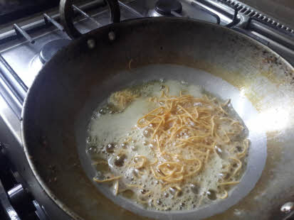 Frying besan bhujia