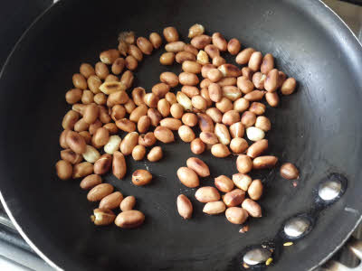 Roast peanuts for sabudana khichdi