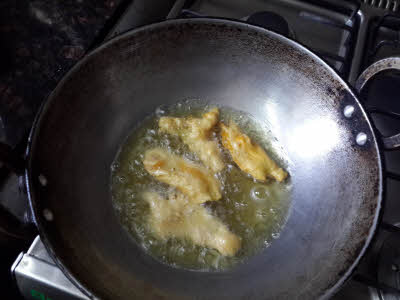 Frying kaddu ke phhol ki pakori