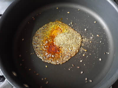 Crackle dhaniya and cumin seeds