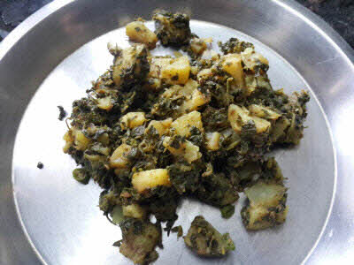 Prepare the stuffing for methi parantha