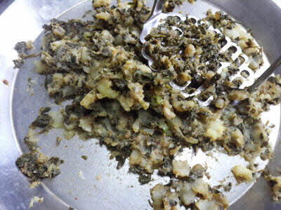 Prepare the stuffing for methi parantha