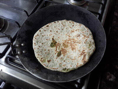 Cook methi parantha