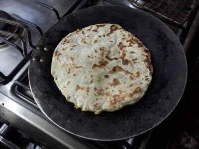 Cook methi parantha