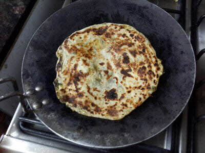 Cook methi parantha