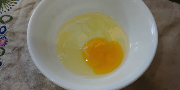 Break the egg in a wide bowl