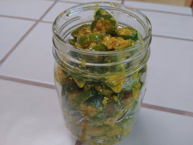 Store chilli pickle in jar