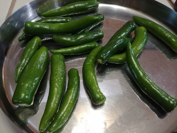 Wash and dry green chillies